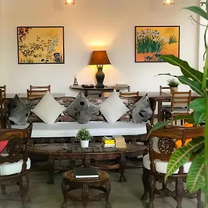 3* Pensión Sayura House